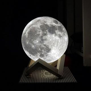 Lua Luminária 3D (com Stand em Madeira)